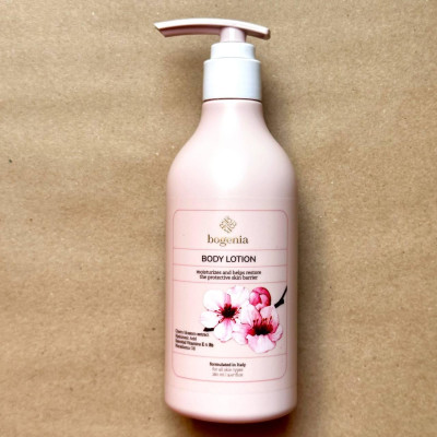 Лосьон для тела с экстрактом цветов вишни Body Lotion (280 мл) Bogenia BG425