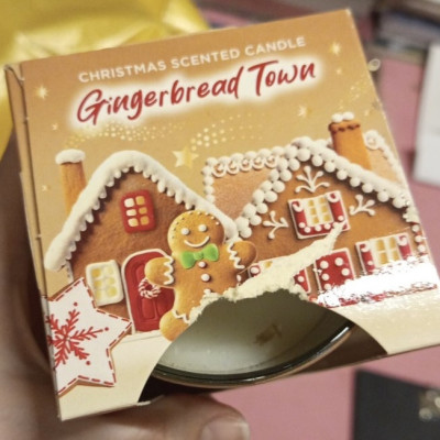 Свеча ароматическая Рождественская в стеклянном подсвечнике Gingerbread Town Bartek, 115 гр (30 ч горения)