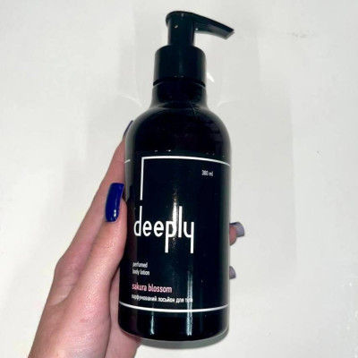 Парфюмированный лосьон для тела Deeply Sakura Blossom Perfumed Body Lotion 300 мл